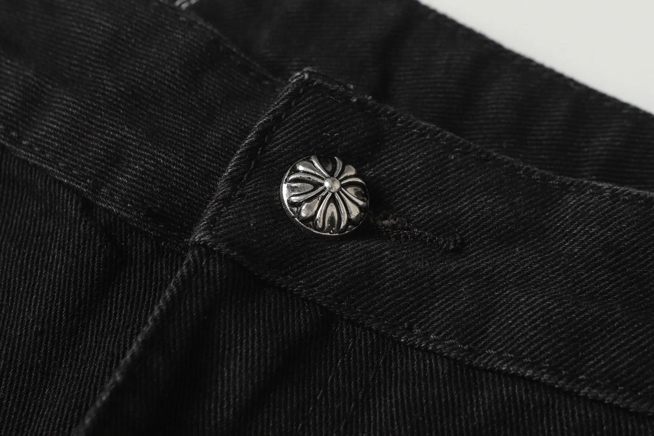 P280   跨境跑量款 追求质量请勿下单 -Chrome Hearts/克罗心十字架✝️贴皮绣洗水牛仔裤长裤休闲裤  -高克重高密度高品质 毛料柔软细腻亲肤 触感软糯丝滑 保暖性亲肤性极佳  -定织定染无色差 无论面料还是做工细节 碾压市面普通版本 -五金拉链辅料均为定制 细节满满  -Colour：洗水黑-Size: 28 30 32 34 36